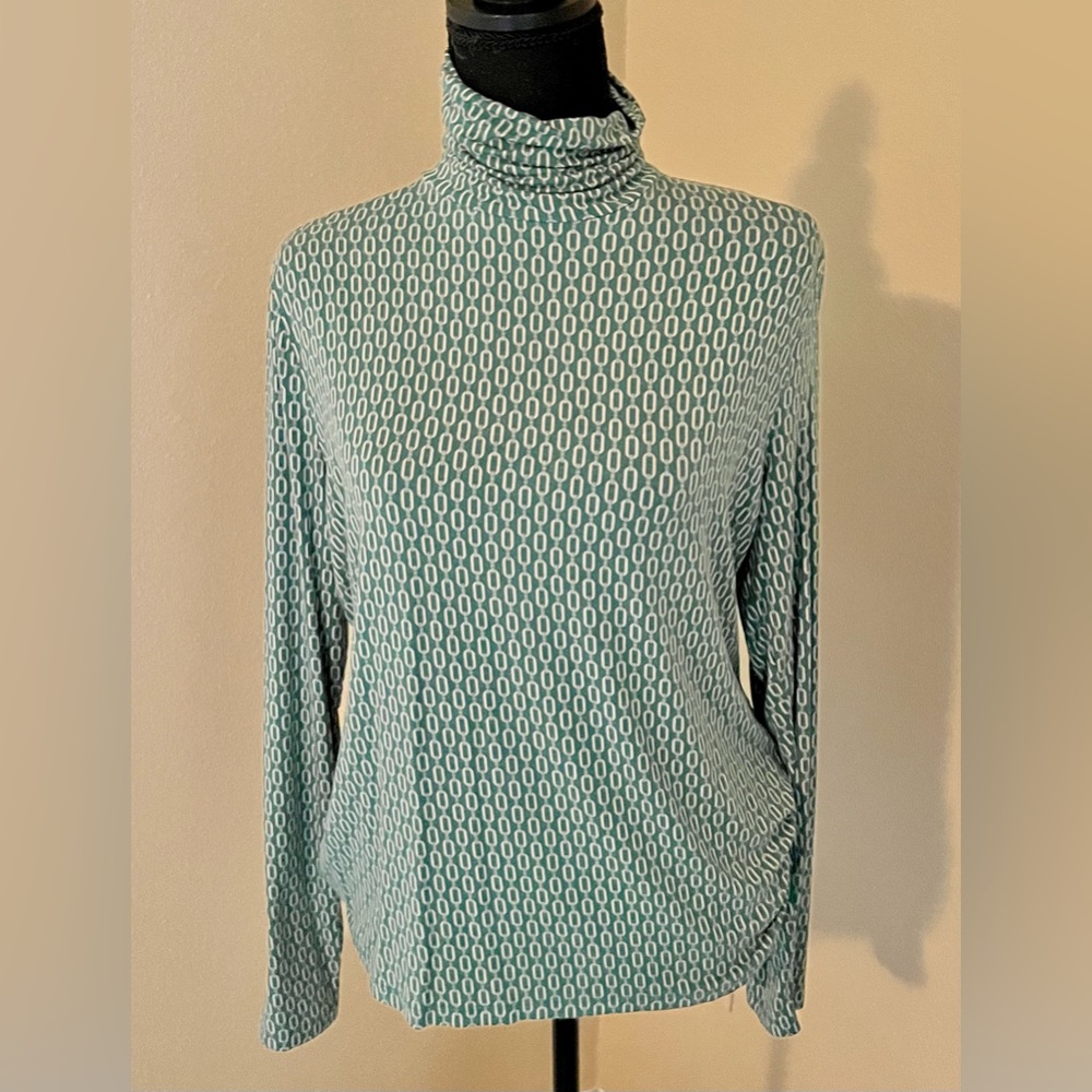 Green and gold chain top. I did take the tags off but it’s never been worn.